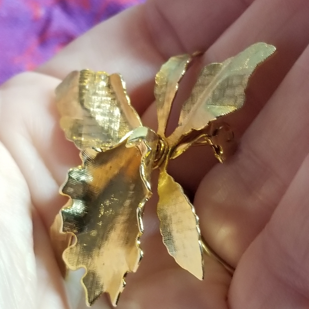 Vintage orchid brooch gold tone flower pin - Picture 7 of 8